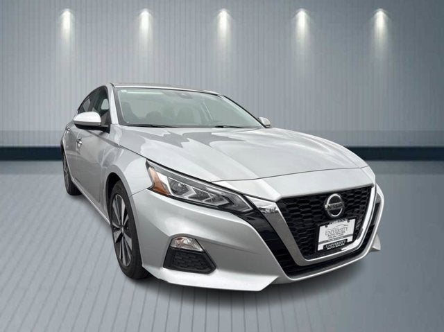 2021 Nissan Altima 2.5 SV in Brilliant Silver Metallic — front three-quarter view
